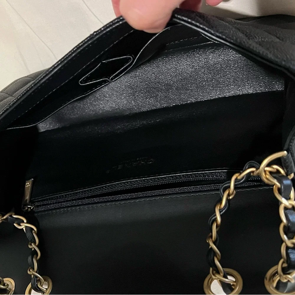 *SOLD* CHANEL Caviar Quilted Medium CC
Filigree Flap Black - Picture 6 of 16